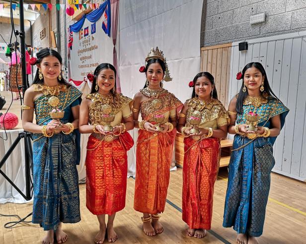 Photo from left: Rachhavady, Vuteny, Nezana, Soneta, Sorryta with Rabam Chuonpor (Wishing Dance). Vennesla Hall, Norway 2019